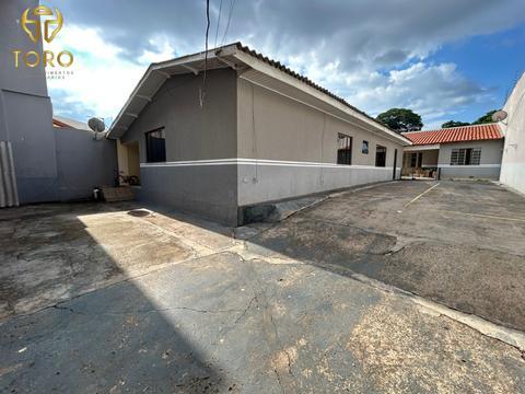 Aluga-se casa de fundo na Avenida Paissandu, 478 - Zona 03 - Maringá-PR.