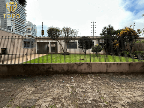 Aluga-se casa em localização central de Maringá na R. São Marcelino Champagnat, 70 - Zona 02.